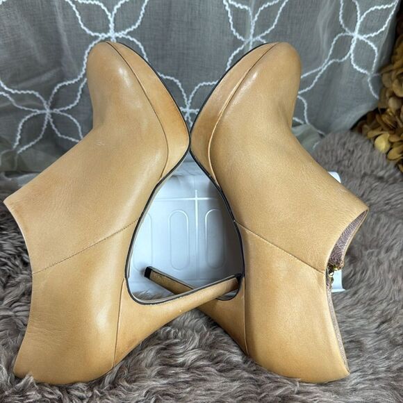 (F1) Vince Camuto Women's Bootie Elvin Tan, Leather Shoe with Zip Heel - Picture 8 of 13